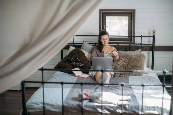 Frau Arbeitet Mit Laptop Auf Dem Bett Schlafzimmer Ein Junges — Stockfoto