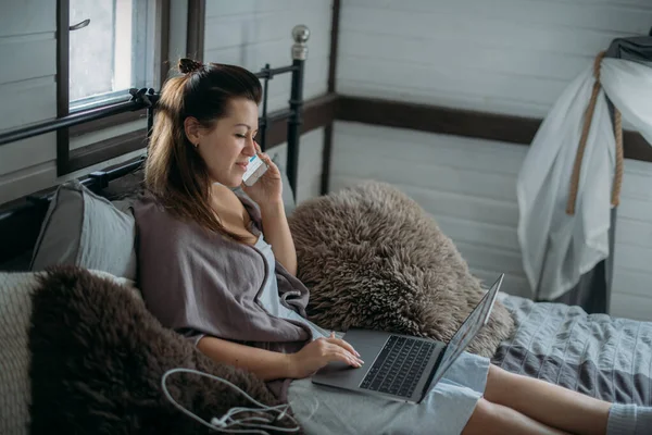 Kvinna Arbetar Med Laptop Och Telefon Sängen Sovrummet Ung Flicka — Stockfoto