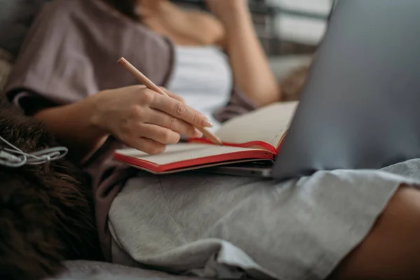 Primer Plano Las Manos Con Lápiz Cuaderno Portátil Una Joven — Foto de Stock