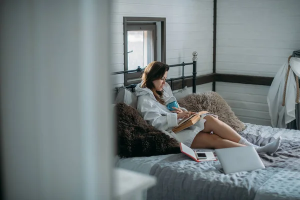 Женщина Лежит Кровати Книгой Молодая Девушка Отдыхает Читает Книгу Спальне — стоковое фото