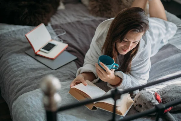 Kvinna Ligger Säng Med Bok Ung Flicka Vilar Läser Bok — Stockfoto