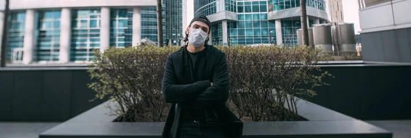 Een Man Met Een Medisch Masker Een Industriële Achtergrond Van — Stockfoto