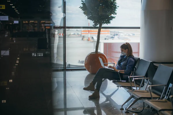 Woman Sitting Airport Laptop Medical Mask Young Girl Waiting Departure — Stock Photo, Image