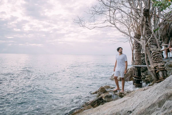 Ένας Άντρας Στέκεται Πάνω Μια Πέτρα Δίπλα Στον Ωκεανό Νεαρός — Φωτογραφία Αρχείου