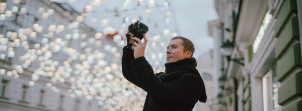 Homem Com Uma Câmera Fotografa Rua Cidade Velha Inverno Fotógrafo — Fotografia de Stock