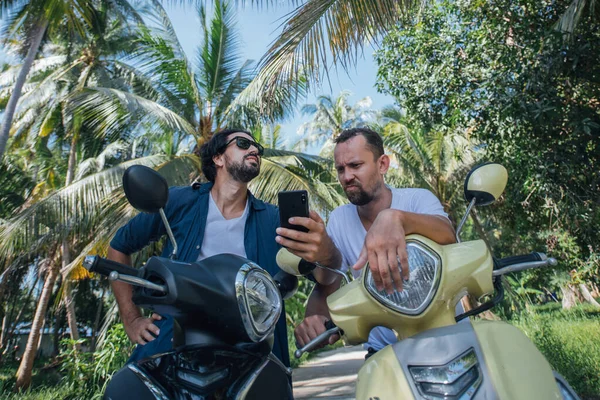 Два Человека Мотоциклах Ищут Дорогу Карте Телефоне Тропическом Острове Ребята — стоковое фото