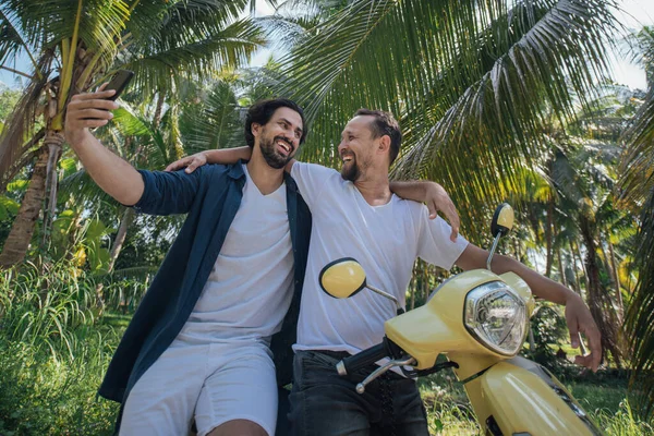 Мужчины Веселятся Делая Селфи Мотоцикле Пальмах Тропическом Острове Туристы Фотографируются — стоковое фото