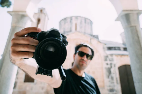 Junger Mann Mit Einer Kamera Auf Dem Hintergrund Eines Antiken — Stockfoto