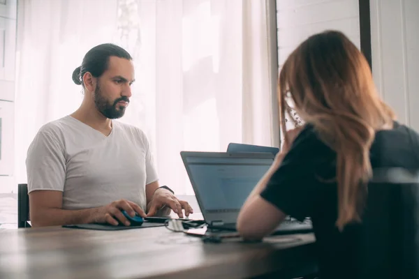 Man Och Kvinna Jobbar Vid Ett Bord Hemma Gifta Par — Stockfoto