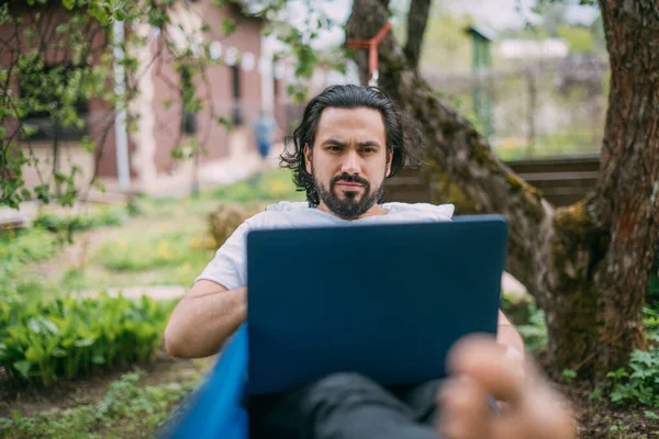 Ein Mann Arbeitet Mit Einem Laptop Einer Hängematte Einem Landhaus — Stockfoto