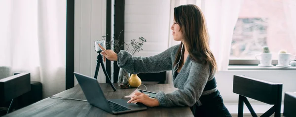 Kvinna Arbetar Direktsänder Hemifrån Internet Flicka Pratar Leder Lektion Blogg — Stockfoto