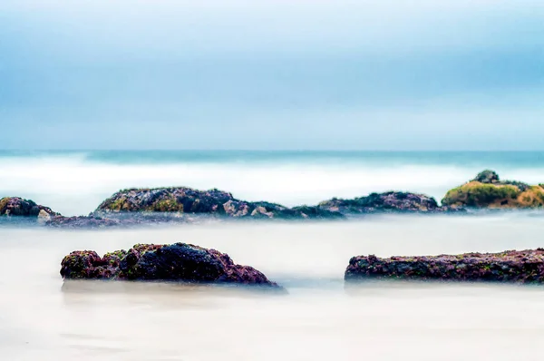 Paisagem Com Rochas Saindo Água Oceano Rodopiante — Fotografia de Stock