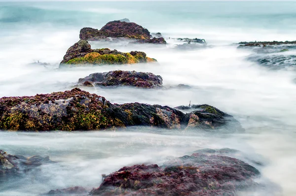 Paisagem Com Rochas Saindo Água Oceano Rodopiante — Fotografia de Stock
