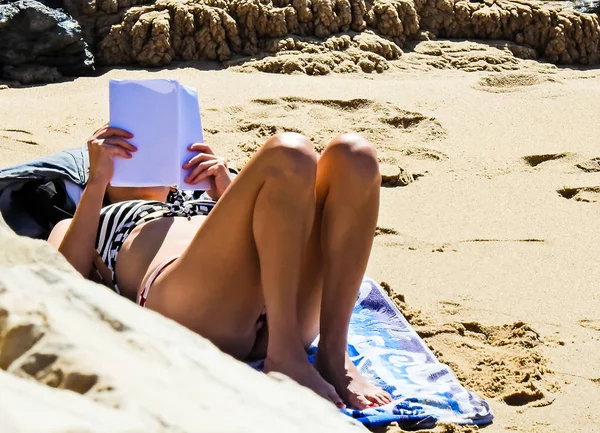 Ein Mädchen Liest Strand Ein Buch Auf Einem Blauen Handtuch — Stockfoto