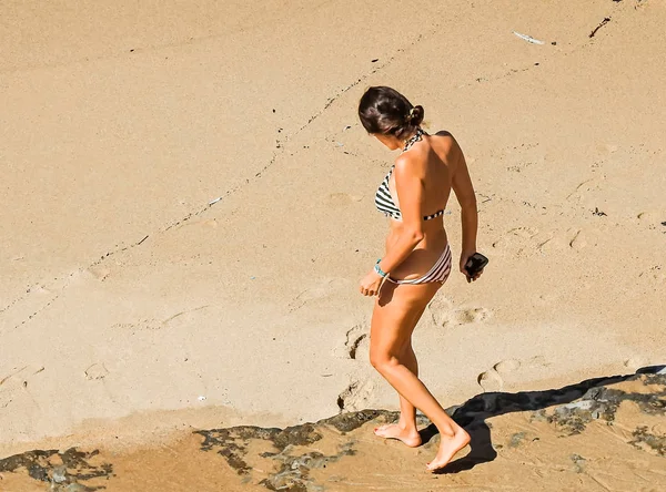 Kobieta Bikini Telefonem Ręku Idzie Kierunku Piasku — Zdjęcie stockowe