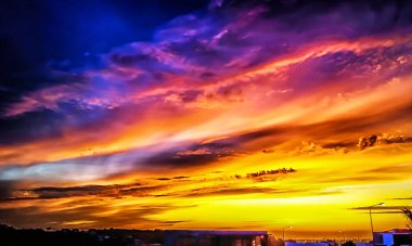 Günbatımında Mafra 'da gökyüzünde sarıdan maviye renkler