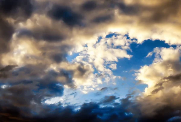 Ciel Nuageux Près Coucher Soleil Sur Océan — Photo