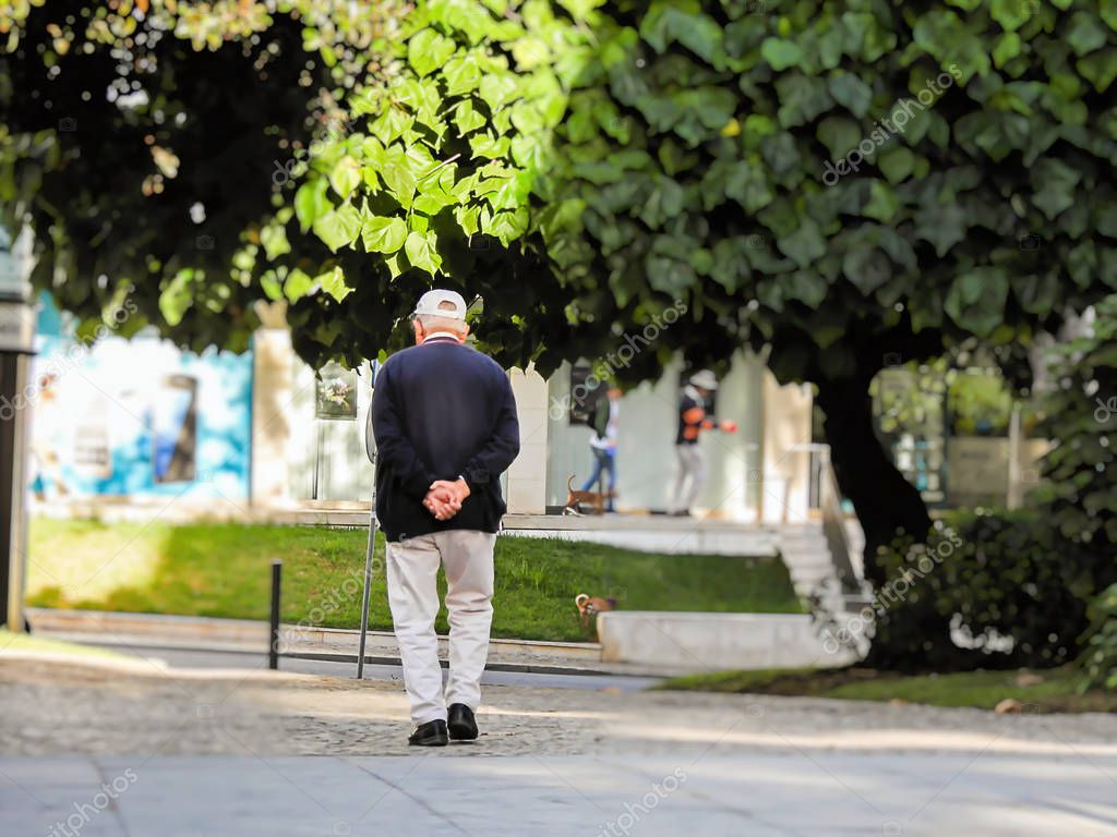 Vecchio Che Cammina Con Mani Dietro Schiena — Foto stock di