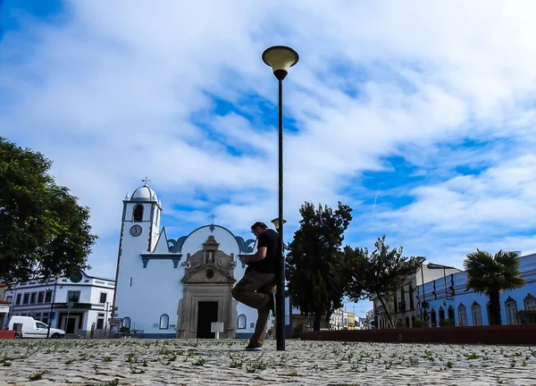 Visa Med Man Som Stöds Pelare Och Kyrka Bakgrunden — Stockfoto