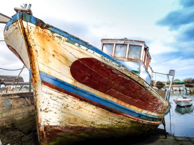 Deniz kıyısında bir tekne.