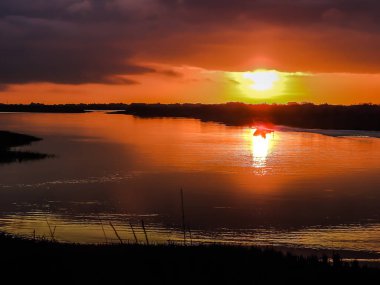 Tavira 'daki Gilau Nehri' nde gün doğumu