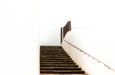 Beyaz arka planda merdivenlerde