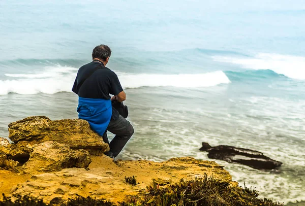 Человек Черно Синем Стоит Камне Возле Океана — стоковое фото