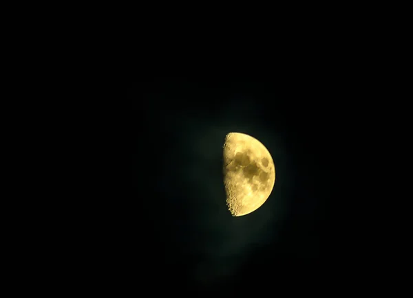 Таємничий Місяць Майже Наполовину — стокове фото