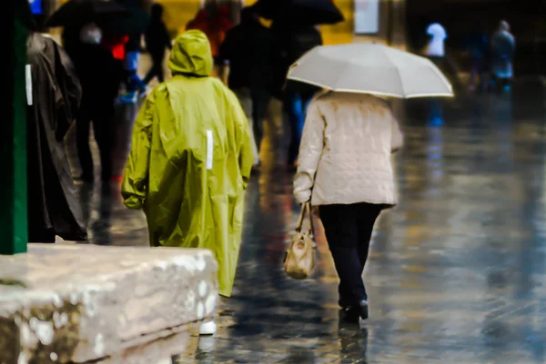 Persone Che Camminano Sotto Pioggia Con Gli Ombrelli — Foto Stock
