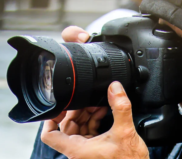 Câmera Primeiro Plano Com Mão Fotógrafo — Fotografia de Stock