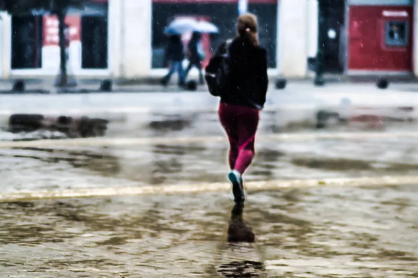 Donna Collant Con Borsa Tracolla Che Cammina Sotto Pioggia — Foto Stock