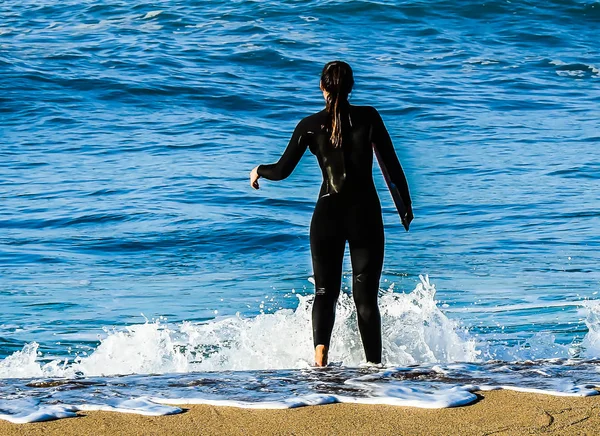 Surfare Flicka Med Fötter Till Havs Sett Från Baksidan — Stockfoto