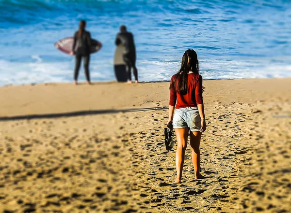 Νεαρό Κορίτσι Σορτς Και Κόκκινο Πουκάμισο Πηγαίνει Στην Παραλία — Φωτογραφία Αρχείου