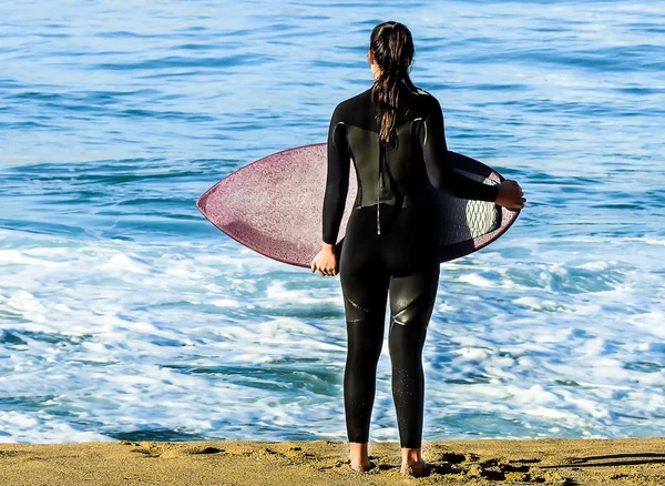 Surfista Preto Com Placa Sob Braço Olhando Para Fora — Fotografia de Stock