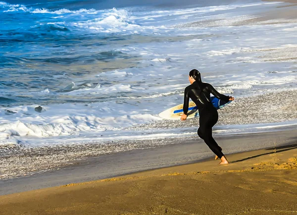 Surfing Girl Running Waves Her Board — ストック写真