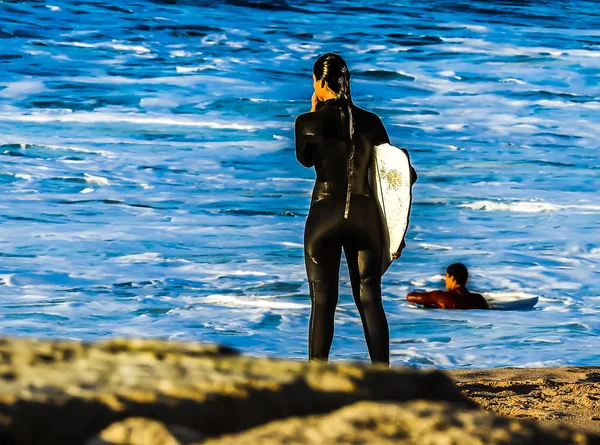 Černý Surfař Deskou Podpaží Při Pohledu Ostatní Surfaře — Stock fotografie