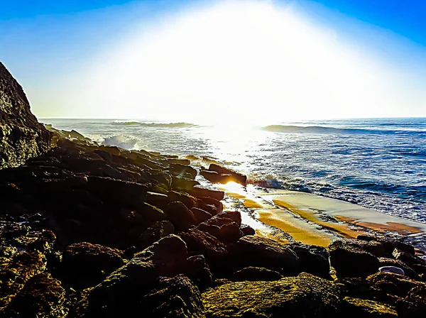 Paesaggio Con Una Spiaggia Rocciosa Con Sole Davanti — Foto Stock