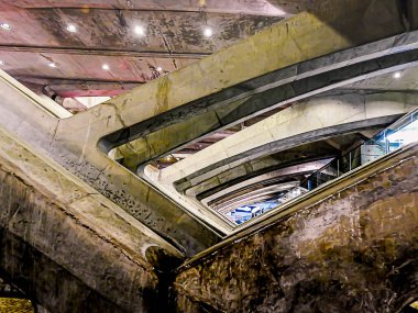 Köprünün altında perspektif olarak somut yapılar