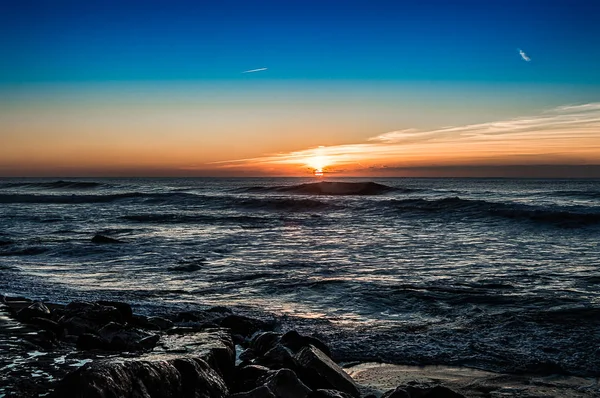 Ηλιοβασίλεμα Από Μια Βραχώδη Παραλία Στην Ερικέιρα — Φωτογραφία Αρχείου
