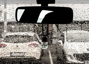 Arabanın içinden, dikiz aynası ve yağmurda ön camla bak.