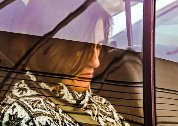 Mujer Detrás Ventana Sorprendida Leyendo —  Fotos de Stock