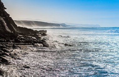 Arka planda Kaya Kafa 'nın olduğu Atlantik Okyanusu kıyısına bakın