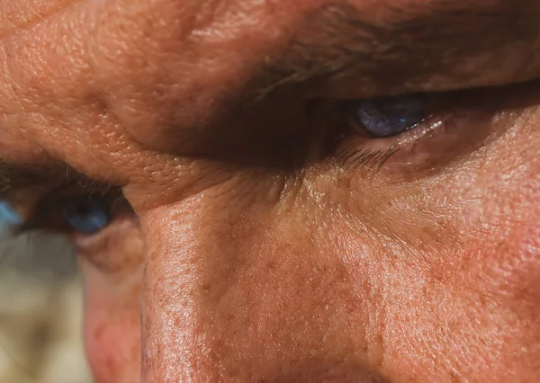 Spojrzenie Człowieka Niebieskimi Oczami — Zdjęcie stockowe