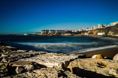 Arka planda otel olan Ericeira manzarası