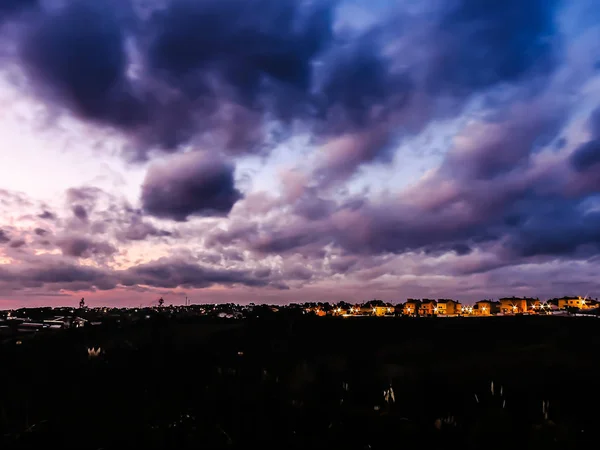 Uitzicht Met Een Buurt Schemering Met Dramatische Wolken — Stockfoto