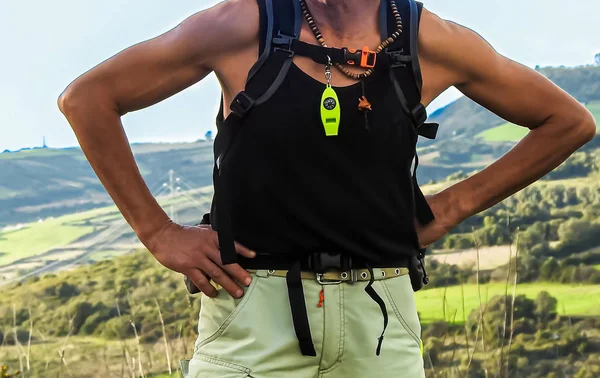 Corredor Masculino Con Camisa Negra Manos Cadera — Foto de Stock