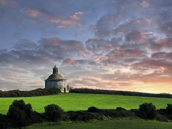 Uitzicht Met Een Kapel Top Van Een Heuvel Het Weitje — Stockfoto