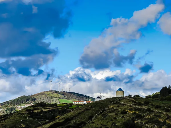 Пейзаж Пагорбами Затіненими Хмарами Вітряками — стокове фото