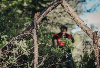Koşan bir adam ve odaklanan birkaç dal.