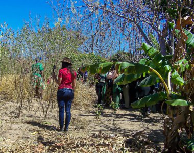 Afrika 'da Gopro ile film çeken kırmızı gömlekli kadın.